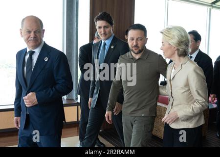 Der ukrainische Präsident Volodymyr Zelensky (3. von links) schließt sich am letzten Tag des G7-Gipfels in Hiroshima (Japan) G7 führenden Politikern der Welt an, darunter der deutsche Bundeskanzler Olaf Scholz (ganz links), der kanadische Premierminister Justin Trudeau (2. von links) und Ursula von der Leyen, Präsidentin der Europäischen Kommission (ganz rechts). Foto: Sonntag, 21. Mai 2023. Stockfoto