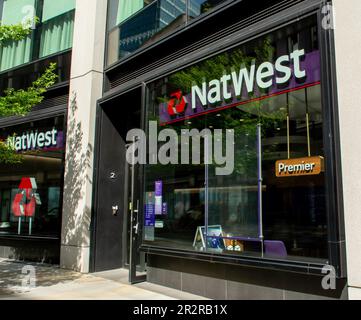 London, UK - 10. Mai 2023 : National Westminster Bank oder NatWest. Eine große Privatkunden- und Geschäftsbank im Vereinigten Königreich mit Sitz in London. Stockfoto