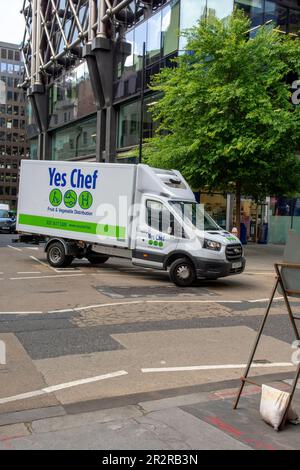 London, UK - 10. Mai 2023 : YesChef Lieferwagen auf der London Street. Ja, der Koch liefert spezialisiertes Obst und Gemüse an die Gastronomiebranche Stockfoto