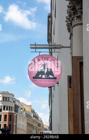 London, UK - 10. Mai 2023 : Joe & The Juice Sign in London Street. Joe and the Juice ist eine dänische Kette von Saftbars und Cafés rund um die Welt Stockfoto