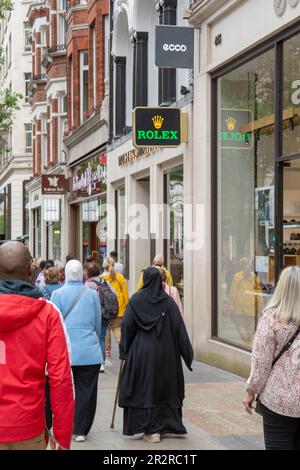 London, UK - 9. Mai 2023 : Rolex-Schild vor einem Geschäft in London. Rolex ist ein Uhrmacher der Luxusklasse, der 1955 von Hans Wilsdorf und Alfred Davis gegründet wurde. Stockfoto