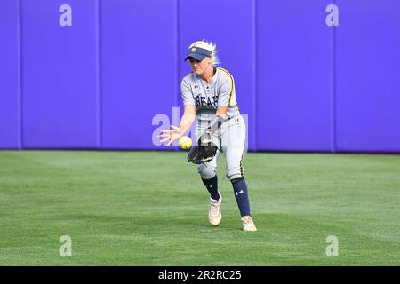 Northern Colo. 20. Mai 2023. Der Infielder Carson Fischer (18) spielt beim regionalen NCAA-Softballspiel zwischen den N. Colorado Bears und den Minnesota Golden Gophers im Husky Softball Stadium in Seattle, WA, einen Hopper. Minnesota besiegte N. Colorado 4-0. Steve Faber/CSM(Kreditbild: © Steve Faber/Cal Sport Media). Kredit: csm/Alamy Live News Stockfoto