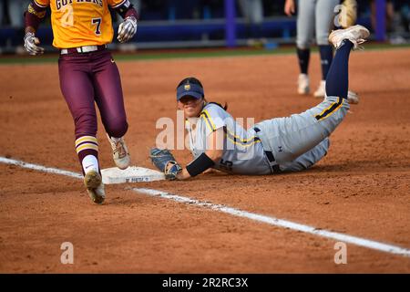 Northern Colo. 20. Mai 2023. Infielder Amailee Morales (25) mit einem Lächeln, nachdem er beim regionalen NCAA-Softballspiel zwischen den N. Colorado Bears und den Minnesota Golden Gophers im Husky Softball Stadium in Seattle, WA, zum Ball geschoben wurde. Minnesota besiegte N. Colorado 4-0. Steve Faber/CSM(Kreditbild: © Steve Faber/Cal Sport Media). Kredit: csm/Alamy Live News Stockfoto
