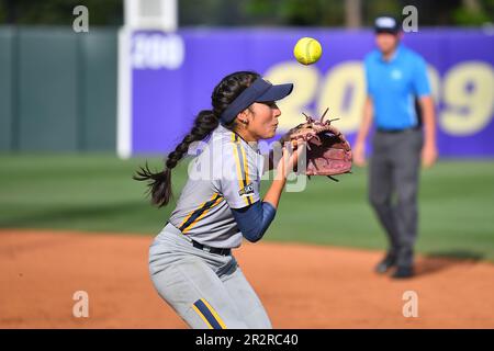 Northern Colo. 20. Mai 2023. Utility Jayden Gandert (5) wird beim regionalen NCAA-Softballspiel zwischen den N. Colorado Bears und den Minnesota Golden Gophers im Husky Softball Stadium in Seattle, WA, herumgewirbelt. Minnesota besiegte N. Colorado 4-0. Steve Faber/CSM(Kreditbild: © Steve Faber/Cal Sport Media). Kredit: csm/Alamy Live News Stockfoto