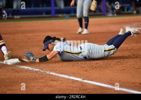 Northern Colo. 20. Mai 2023. Infielder Amailee Morales (25) schlägt Minnesota Outfielder Amani Bradley (7) auf die Tasche, um beim regionalen NCAA-Softballspiel zwischen den N. Colorado Bears und den Minnesota Golden Gophers im Husky Softball Stadium in Seattle, WA, einen Ausweg zu finden. Minnesota besiegte N. Colorado 4-0. Steve Faber/CSM(Kreditbild: © Steve Faber/Cal Sport Media). Kredit: csm/Alamy Live News Stockfoto