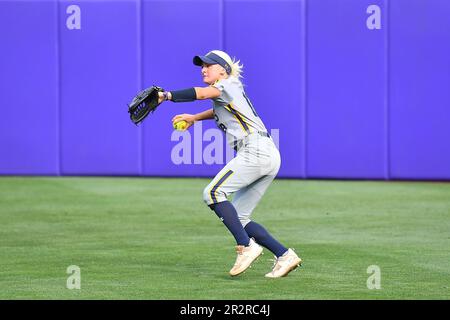 Northern Colo. 20. Mai 2023. Der Infielder Carson Fischer (18) wirft im Husky Softball Stadium in Seattle, WA, einen Ball zurück, nachdem er beim regionalen NCAA-Softballspiel zwischen den N. Colorado Bears und den Minnesota Golden Gophers im Husky Softball Stadium mit einem Sprung dabei war. Minnesota besiegte N. Colorado 4-0. Steve Faber/CSM/Alamy Live News Stockfoto