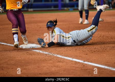 Northern Colo. 20. Mai 2023. Der Infielder Amailee Morales (25) rutscht in die Tasche, um den Minnesota Outfielder Amani Bradley (7) zuerst beim regionalen NCAA-Softballspiel zwischen den N. Colorado Bears und den Minnesota Golden Gophers im Husky Softball Stadium in Seattle, WA, herauszufordern. Minnesota besiegte N. Colorado 4-0. Steve Faber/CSM/Alamy Live News Stockfoto
