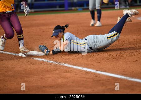 Northern Colo. 20. Mai 2023. Infielder Amailee Morales (25) rutscht in die Tasche, um Minnesota Outfielder Amani Bradley (7) während des regionalen NCAA-Softballspiels zwischen den N. Colorado Bears und den Minnesota Golden Gophers im Husky Softball Stadium in Seattle, WA, zu treffen. Minnesota besiegte N. Colorado 4-0. Steve Faber/CSM/Alamy Live News Stockfoto