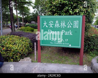 Zweisprachiges englisch-chinesisches ein- und Ausgangsschild am Da'an Park in Taipei, Taiwan, ROC; öffentlicher Park, Erholungsgebiet. Stockfoto