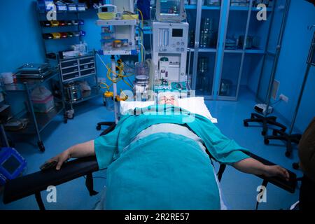 Leitender indischer Patient liegt im Operationssaal im Krankenhaus auf dem Bett. Stockfoto