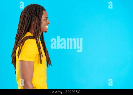 Profil eines lateiners mit Dreadlocks, der nach vorne blickt Stockfoto
