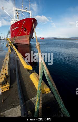 Rotes Schiff (Fabriktrawler) an der Anlegestelle in Ushuaia Argentina Stockfoto