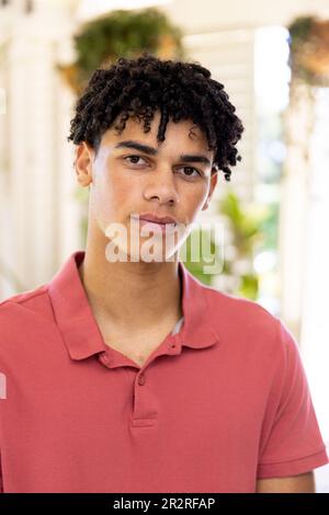 Nahaufnahme eines birassischen jungen Mannes mit Dreadlocks, der zu Hause auf die Kamera schaut, Kopierraum Stockfoto