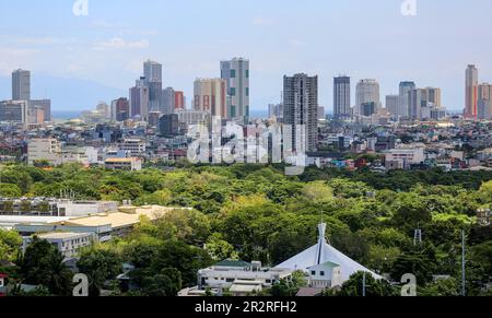 Skyline und Bucht von Manila aus gesehen vom Makati Stadtgebäude, Stadtlandschaft, Manila Architektur, farbenfrohe Gebäude, Philippinen Hauptstadt Urbanisation Stockfoto