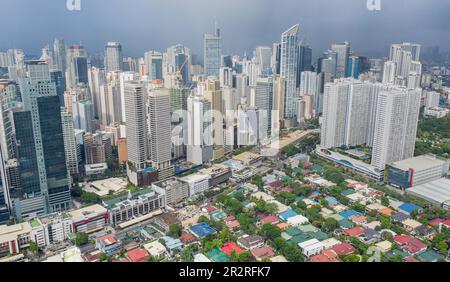 Makati Business Finanzzentrum, moderne Gebäude & Blick auf das Dorf, philippinische Wolkenkratzer Skyline, Barangay Poblacion & Bel Air, Metro Manila Stockfoto