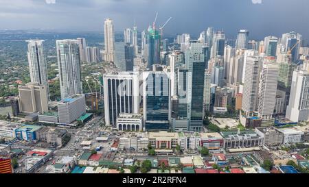 Makati Rathaus, Business-Finanzzentrum, moderne Gebäude & Blick auf das Dorf, philippinische Wolkenkratzer Skyline, Barangay Poblacion, Metro Manila Stockfoto