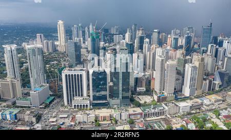 Makati Rathaus, Business-Finanzzentrum, moderne Gebäude & Blick auf das Dorf, philippinische Wolkenkratzer Skyline, Barangay Poblacion, Metro Manila Stockfoto