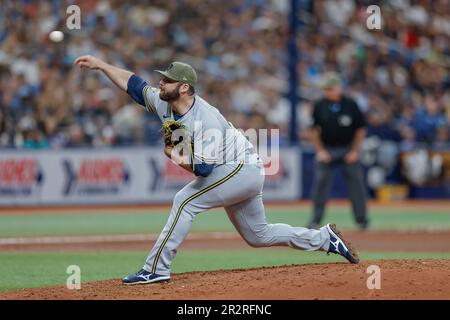 St. Petersburg, Florida, USA; Milwaukee Brewers Relief Pitcher Bryse Wilson (46) spielt am Samstag während eines MLB-Spiels gegen die Tampa Bay Rays, Stockfoto