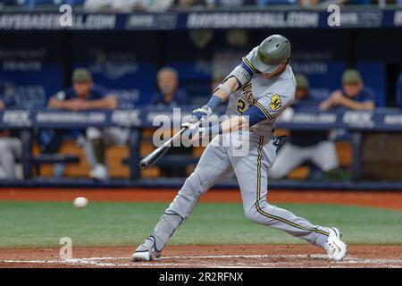 St. Petersburg, Florida, USA; Milwaukee Brewers verließ den Feldspieler Christian Yelich (22) bei einem MLB-Spiel gegen die Ta in die Spitze des achten Inning Stockfoto