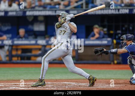 St. Petersburg, Florida, USA; Milwaukee Brewers Shortstop Willy Adames (27) trifft während eines MLB-Spiels gegen den Tampa Bay Ray am Shortstop einen Ground Ball Stockfoto