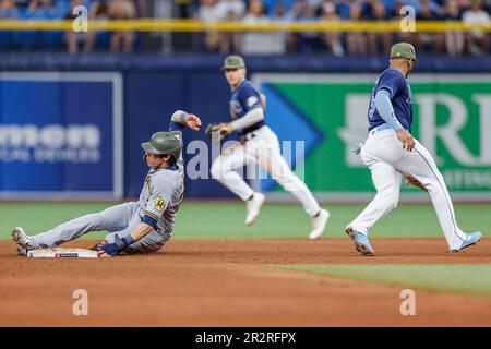 St. Petersburg, Florida, USA; Milwaukee Brewers verließ den Feldspieler Christian Yelich (22) und rutscht sicher in die zweite Base auf dem Sturz des Tampa Bay Rays Catcher Stockfoto