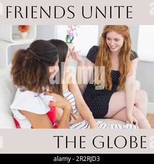 Komposition des „Happy Friendship Day“-Textes über glückliche, vielfältige weibliche Freundinnen, die miteinander sprechen Stockfoto