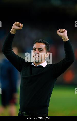 Barcelona, Spanien. 20. Mai 2023. Barcelonas Cheftrainer Xavi Hernandez feiert den Sieg des Meisterschaftstitels nach dem spanischen Fußballspiel La Liga zwischen dem FC Barcelona und Real Sociedad in Barcelona, Spanien, am 20. Mai 2023. Kredit: Joan Gosa/Xinhua/Alamy Live News Stockfoto