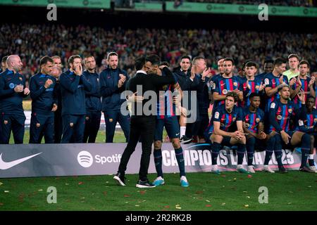 Barcelona, Spanien. 20. Mai 2023. Der Cheftrainer von Barcelona Xavi Hernandez (vorne L) umarmt den Spieler Sergio Busquets, um den Sieg des Meisterschaftstitels nach dem spanischen Fußballspiel La Liga zwischen dem FC Barcelona und der Real Sociedad in Barcelona, Spanien, am 20. Mai 2023 zu feiern. Kredit: Joan Gosa/Xinhua/Alamy Live News Stockfoto