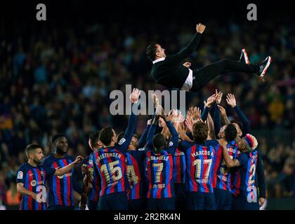 Barcelona, Spanien. 20. Mai 2023. Barcelonas Spieler heben den Head Coach Xavi Hernandez in die Luft, um den Sieg des Meisterschaftstitels nach dem spanischen Fußballspiel La Liga zwischen dem FC Barcelona und der Real Sociedad in Barcelona, Spanien, am 20. Mai 2023 zu feiern. Kredit: Joan Gosa/Xinhua/Alamy Live News Stockfoto