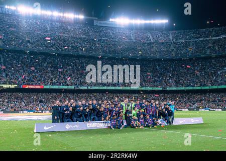 Barcelona, Spanien. 20. Mai 2023. Team Barcelona feiert den Sieg des Titels nach dem spanischen Fußballspiel La Liga zwischen dem FC Barcelona und der Real Sociedad in Barcelona, Spanien, am 20. Mai 2023. Kredit: Joan Gosa/Xinhua/Alamy Live News Stockfoto