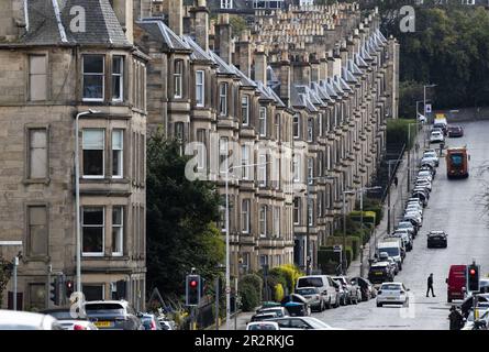 Aktenfoto vom 22. September 09/2020 von Tenement Flats entlang der Comely Bank in Edinburgh. Nach den von den schottischen Konservativen vorgelegten Daten wurde im März dieses Jahres nur ein Fünftel der Anträge auf kurzfristige Vermietung von Immobilien genehmigt. Informationsfreiheit die Antworten von 31 der 32 schottischen Räte zeigten, dass 21 % der 3.148 Anträge genehmigt worden waren. Ausgabedatum: Sonntag, 21. Mai 2023. Stockfoto