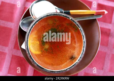 Schale mit Fisch solyanka auf dem Tisch im Restaurant Stockfoto