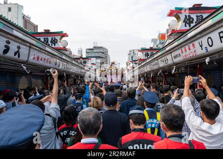 Allgemein betrachtet, Asakusa Sanja Matsuri ist ein jährliches Festival, das jedes Jahr am dritten Maiwochenende im Stadtteil Asakusa in Tokio, Japan, stattfindet. Dieses Jahr findet Sanja Matsuri vom 19. Bis 21. Mai 2023 statt. Dieses Festival ist als eines der drei großen Shinto Festivals in Tokio bekannt. Zwei weitere große Shinto Festivals sind Kandaund SannoMatsuri. Vor allem feiert Sanja Matsuri die Gründung des Senso-ji-Tempels. Während des Festivals können Besucher energiegeladene Prozessionen mit bunten, tragbaren Schreinen namens Mikoshi, traditioneller Musik und lebhaften Darbietungen erleben. Asakusa Sanja Matsuri ist Stockfoto