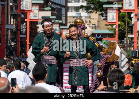 Allgemein betrachtet, Asakusa Sanja Matsuri ist ein jährliches Festival, das jedes Jahr am dritten Maiwochenende im Stadtteil Asakusa in Tokio, Japan, stattfindet. Dieses Jahr findet Sanja Matsuri vom 19. Bis 21. Mai 2023 statt. Dieses Festival ist als eines der drei großen Shinto Festivals in Tokio bekannt. Zwei weitere große Shinto Festivals sind Kandaund SannoMatsuri. Vor allem feiert Sanja Matsuri die Gründung des Senso-ji-Tempels. Während des Festivals können Besucher energiegeladene Prozessionen mit bunten, tragbaren Schreinen namens Mikoshi, traditioneller Musik und lebhaften Darbietungen erleben. Asakusa Sanja Matsuri ist Stockfoto