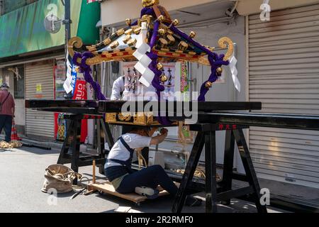 Allgemein betrachtet, Asakusa Sanja Matsuri ist ein jährliches Festival, das jedes Jahr am dritten Maiwochenende im Stadtteil Asakusa in Tokio, Japan, stattfindet. Dieses Jahr findet Sanja Matsuri vom 19. Bis 21. Mai 2023 statt. Dieses Festival ist als eines der drei großen Shinto Festivals in Tokio bekannt. Zwei weitere große Shinto Festivals sind Kandaund SannoMatsuri. Vor allem feiert Sanja Matsuri die Gründung des Senso-ji-Tempels. Während des Festivals können Besucher energiegeladene Prozessionen mit bunten, tragbaren Schreinen namens Mikoshi, traditioneller Musik und lebhaften Darbietungen erleben. Asakusa Sanja Matsuri ist Stockfoto