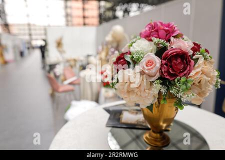 Details mit geringer Schärfentiefe (selektiver Fokus) und Hochzeitsstrauß. Stockfoto
