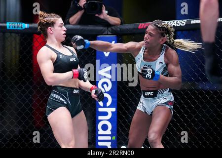 20. Mai 2023, Las Vegas, Nevada, Las Vegas, NV, Vereinigte Staaten: LAS VEGAS, NV - 20. MAI: (R-L) Angela Hill schlägt Mackenzie Dern in ihrem Kampf um das Strawweight der Frauen während der UFC Vegas 73-Veranstaltung am UFC Apex am 20. Mai 2023 in Las Vegas, Nevada, USA. (Kreditbild: © Louis Grasse/PX Imagens via ZUMA Press Wire) NUR REDAKTIONELLE VERWENDUNG! Nicht für den kommerziellen GEBRAUCH! Stockfoto