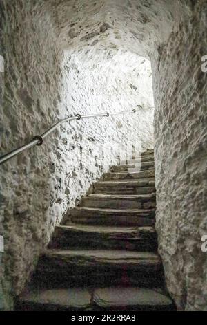 Im Treppenhaus des Hochturms aus dem 13. Jahrhundert, der im Zentrum des Burgturms Launceston erbaut wurde. Die Stufen führen zu einem hellen oberen Stockwerk, wo Stockfoto