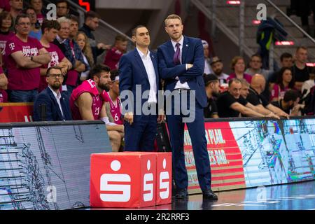 Cheftrainer Tuomas IISALO (BON, rechts), im Gespräch mit Assistant Coach Marko STANKOVIC (BON, Mitte). Endstand 95:78, Basketball 1. Bundesliga/Telekom Baskets Bonn-NINERS Chemnitz/BON vs CHE/Playoffs Viertelfinalspiel 2., im TELEKOMDOME am 19. Mai 2023 Stockfoto