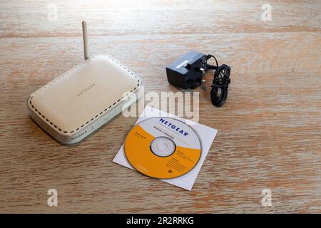 NETGEAR 54 Mbit/s Wireless ADSL Modemrouter DG834G aus attraktivem weißem Kunststoff Stockfoto