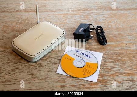 NETGEAR 54 Mbit/s Wireless ADSL Modemrouter DG834G aus attraktivem weißem Kunststoff Stockfoto