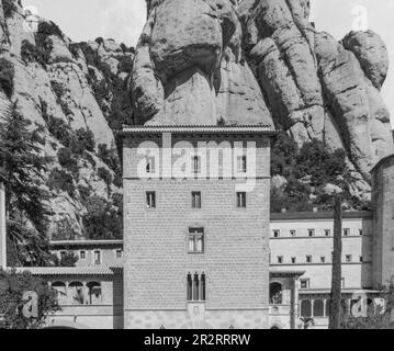 Das Virgin of Montserrat Heiligtum liegt in einer Bergkette mit mehreren Gipfeln in der Nähe von Barcelona, in Katalonien, Spanien. Stockfoto