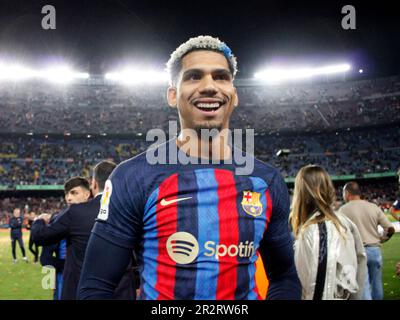Sabadell, Barcelona, Spanien. 20. Mai 2023. Barcelona Spanien 20.05.2023 Ronald Araujo (FC Barcelona) zeigt auf der La Liga Santander zwischen dem FC Barcelona und der Real Sociedad im Camp Nou am 20. Mai 2023 in Barcelona. (Kreditbild: © Xavi Urgeles/ZUMA Press Wire) NUR REDAKTIONELLE VERWENDUNG! Nicht für den kommerziellen GEBRAUCH! Stockfoto