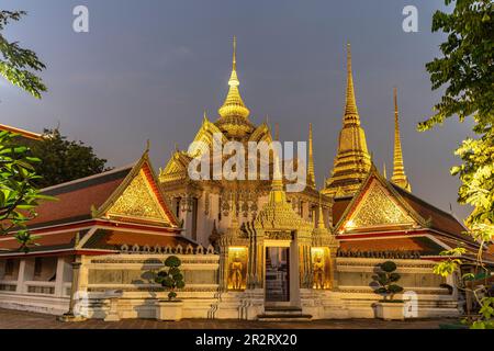 Phra Mondop Bibliothek des buddhistischen Tempels Wat Pho in der Abenddämmerung, Bangkok, Thailand, Asien | Phra Mondop Scripture Hall im Buddh Stockfoto