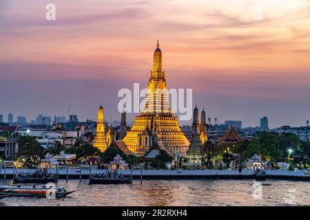 Der buddhistische Tempel Wat Arun oder Tempel der Morgenröte und der Fluss Chao-Phraya in der Abenddämmerung, Bangkok, Thailand, Asien | Wat Arun Stockfoto
