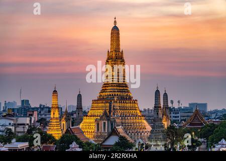 Der buddhistische Tempel Wat Arun oder Tempel der Morgenröte und der Fluss Chao-Phraya in der Abenddämmerung, Bangkok, Thailand, Asien | Wat Arun Stockfoto