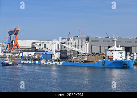 Dockship ROLLDOCK STORM, der Frachtoperationen auf der TKMS-Werft Kiel (ehemals HDW) durchführt / Loading the U-Boot TADELLOS (Singapore Navy) Stockfoto