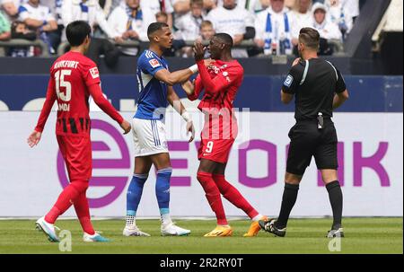 Gelsenkirchen, Deutschland. 20. Mai 2023. firo: 20.05.2023, Fußball, 1. Liga, 1. Bundesliga, Staffel 2022/2023, FC Schalke 04 - Eintracht Frankfurt Moritz JENZ, Schalke links mit KOLO MUANI, rechter Schiedsrichter Daniel SCHLAGER/dpa/Alamy Live News Stockfoto
