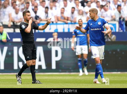 Gelsenkirchen, Deutschland. 20. Mai 2023. firo : 05/20/2023, Fußball, 1. League, 1. Bundesliga, Staffel 2022/2023, FC Schalke 04 – Eintracht Frankfurt Simon TERODDE, Schalke Diskussion mit Schiedsrichter Daniel SCHLAGER/dpa/Alamy Live News Stockfoto