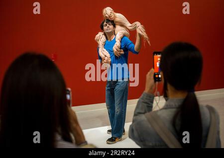 Taipeh. 21. Mai 2023. Die Menschen betrachten das Sapling eine Skulptur von Patricia Piccinini während des ÜBERNATÜRLICHEN: Skulpturenvisionen der Körperausstellung in Taipei, Taiwan am 05./21/2023. Die Skulpturen, die in der Ausstellung ausgestellt werden, erforschen die Zukunft des menschlichen Körpers in der Anthropozenen Ära. Von Wiktor Dabkowski Credit: dpa/Alamy Live News Stockfoto